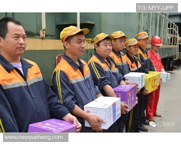 深足球星为一线工人发放高温津贴助力炎热夏季工作环境改善